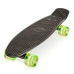 Black skateboard met transparante groene en roze wielen voor buitenplezier.