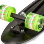 Kleurrijke skateboard wielen met heldere groene details en zwarte trucks.