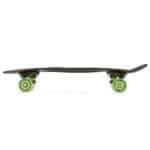 Kleine skateboard met zwarte deck en groene wielen op witte achtergrond.