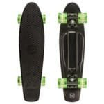 Klein skateboard met zwarte deck en groene wielen voor outdoor skateplezier.
