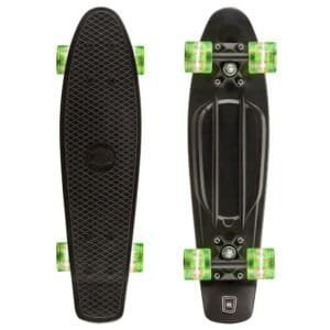 Klein skateboard met zwarte deck en groene wielen voor outdoor skateplezier.