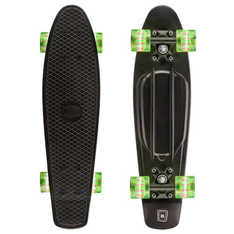 Klein skateboard met zwarte deck en groene wielen voor outdoor skateplezier.