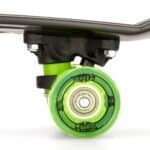 Leuk groen skatewiel met zwarte details en merknaam.