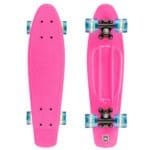 Kleine roze skateboard met kleurrijke wielen voor kids en beginners.