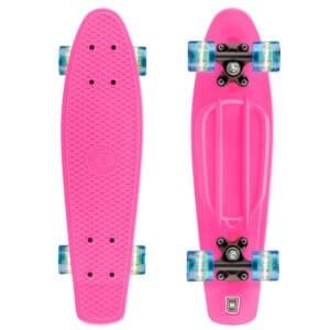 Kleine roze skateboard met kleurrijke wielen voor kids en beginners.