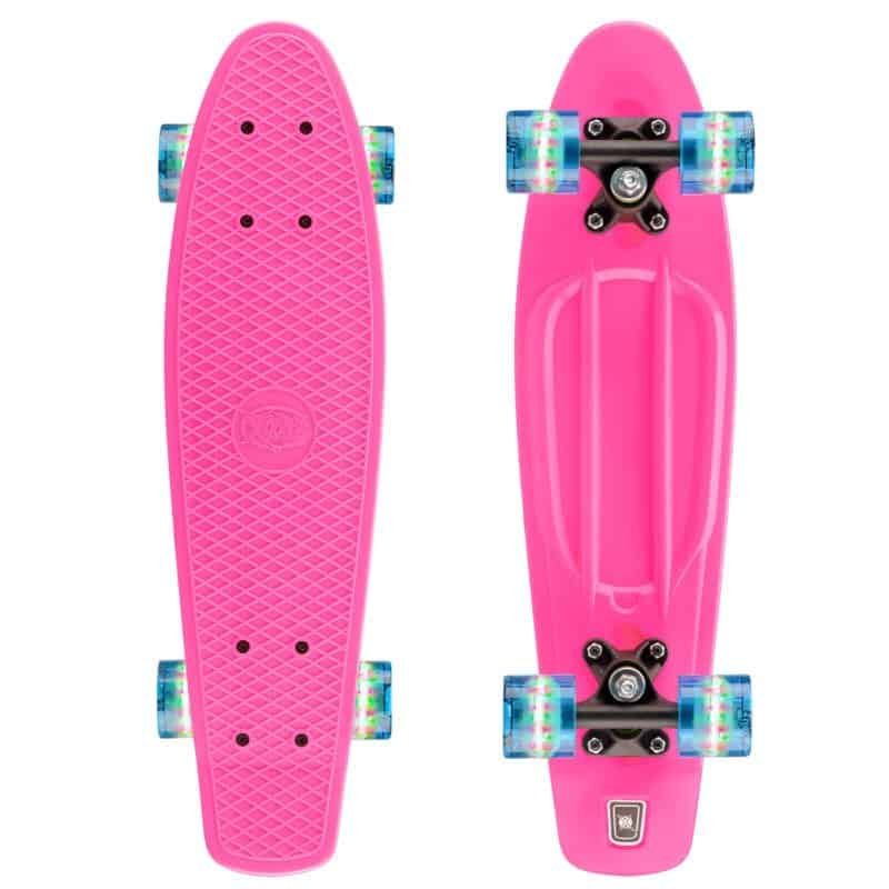 Kleine roze skateboard met kleurrijke wielen voor kids en beginners.