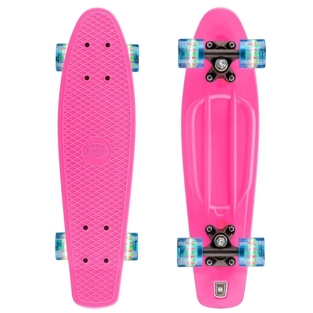 Kleine roze skateboard met kleurrijke wielen voor kids en beginners.