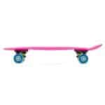 Kleine skateboard met roze deck en blauwe wielen, geschikt voor kinderen en buitenplezier.