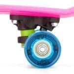 Kleurrijke kinderboard met blauw wheel en roze deck, geschikt voor buitenplezier.