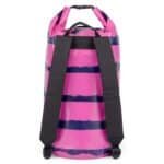 Rugzak met roze en navy blauwe strepen voor buitenactiviteiten.