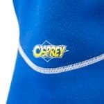 Osprey logo op een blauwe sporttas of kledingstuk.