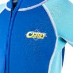 Kleurvolle Osprey wetsuit met ritssluiting en opvallend logo voor watersport plezier.