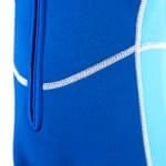 Rugzak met blauwe kleur en witte details, geschikt voor buitenactiviteiten.