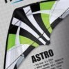Kite met opvallend zwart-wit groen design voor stuntvluchten en windsurfen.