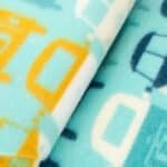 Kleurrijke sportshirts met digitale print voor buitenactiviteiten en skate-enthousiastelingen.