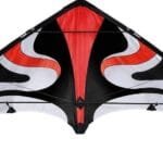Kitesurfen vlieger met zwart, rood en wit ontwerp voor avontuurlijke buitensporten.