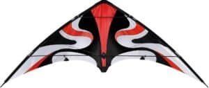 Kitesurfen vlieger met zwart, rood en wit ontwerp voor avontuurlijke buitensporten.