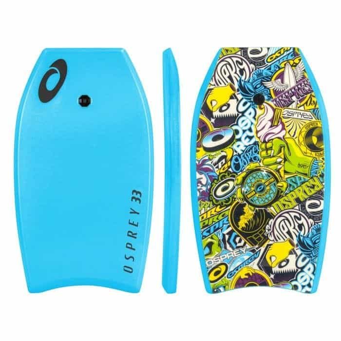 Kleine blauwe surfplank met osprey branding en kleurrijk skateboardontwerp.
