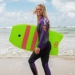 2. Aangepaste surfboard en wetsuit voor buitensporten aan zee.