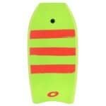 Scooter deck met groene en rode strepen, ideaal voor buitenplezier.