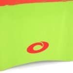 Kleurige skate met groene achtergrond en rood logo, perfect voor buitenplezier.