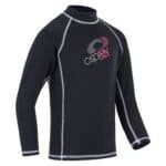 Schuinvoor aanzicht van het Osprey thermisch surfshirt met lange mouwen voor meisjes, UV 50+ bescherming