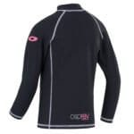 Voorkant van zwart wetsuit met roze logo en opvallende stiksels voor buitenplezier en watersport.