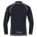 Voorkant van een sportshirt met zwarte stof en witte naden, logo in roze en wit.
