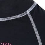 Reflecterend stiksels op sportkleding voor buitenactiviteiten in zwart en wit.