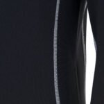 Stijlvolle close-up van een zwarte sportbroek met witte zigzagstiksels.