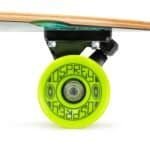 Kleurrijke skatewielen onder een skateboard met houten deck.