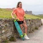 Kleurrijke skate met levendige patronen en heldere groene wielen.