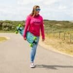 Fiets, skateboard en outdoor sportclub op zomerdag in natuurgebied.