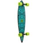 Kleurrijk skateboard met blauwe en groene details en grote wielen voor buitenplezier.