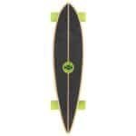 Skateboard met zwarte griplaag en opvallende groene wielen voor buitengebruik.