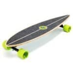 Korte aluminium longboard met zwarte griplaag en felgele wielen voor buitenplezier.