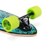 Kleurige skateboard met neongele wielen en decoratief deckontwerp gelegen op een witte achtergrond.