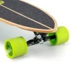 Kleine afbeelding van een longboard skateboard met groene wielen en een houten deck. geschikt voor buitengebruik en skateboarden.
