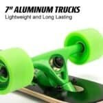 Alu skateboard met groene wielen en nieuwe trucks voor street en vert skateboarding.
