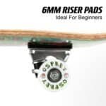 Kleine skateboard wielen en trucks met een houten deck voor buitenplezier.
