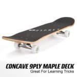 Klein skatebord met zwarte griplaag en witte wielen, ideaal voor buiten en leren tricks.