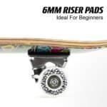 Laag profiel skateboard met witte wielen en houten deck, geschikt voor beginners.