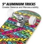 Kleurrijk skateboard met witte wielen en metalen trucks, geschikt voor buitenplezier.