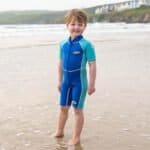 Zwemgilet voor kinderen op het strand, kleurrijk en geschikt voor buitenactiviteiten.