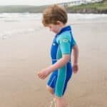 Zonaanbidders zwemshort voor kinderen op het strand.