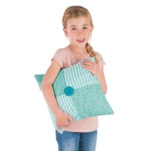 Knuffel met vrolijk patroon en bloem, ideaal voor buitenplezier voor kinderen.
