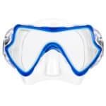 Helm met vizier en blauwe details, ideaal voor watersport en buitenactiviteiten.