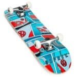 Kleurrijke skateboard met Volkswagen en peace-symbolen ontwerp voor buiten plezier.
