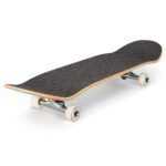 Freed-ride skateboard met zwarte grip tape en witte wielen.
