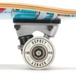 Kleine foto van skateboardwieltje met Osprey branding op witte wielen.